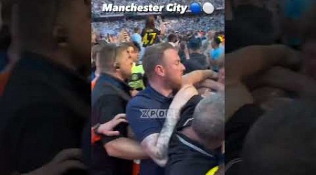 Futbolun en güzel yanı… Şampiyon olan Manchester City’de taraftarlar zemine inerek kutlama yaptı