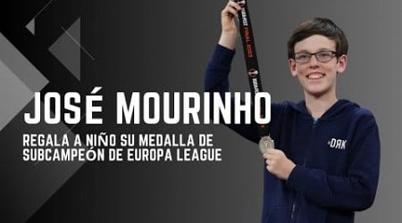 JOSÉ MOURINHO REGALA A JOVEN SU MEDALLA DE SUBCAMPEÓN DE EUROPA LEAGUE