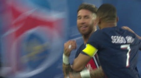 La tour de contrôle Sergio Ramos marque de la tête pour sa dernière avec le PSG !