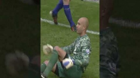 Tim Howard MIRACULOUSLY saves Clint Dempsey&#39;s strike! #everton #premierleague #save #football