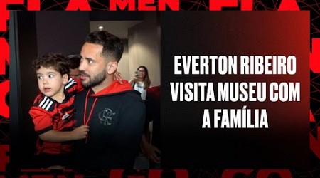 Everton Ribeiro visita Museu com a família