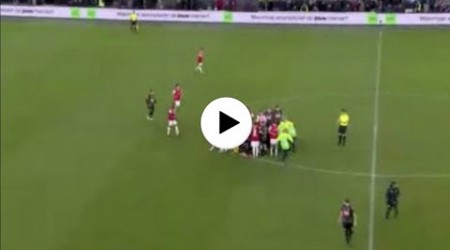 Stark Reminder: Bas Dost’s Collapse on Pitch Halts Eredivisie Match - Bas Dost collapses on pitch