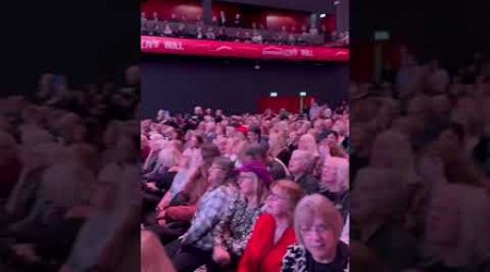 Hull ladies on Donny’s uk tour “singing love me for a reason”