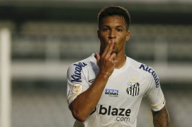 Arsenal want to sign Brazilian striker from Santos