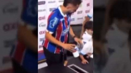 FILHO DE EVERTON RIBEIRO CANTA HINO DO FLAMENGO NA APRESENTAÇÃO DO ATLETA PELO BAHIA