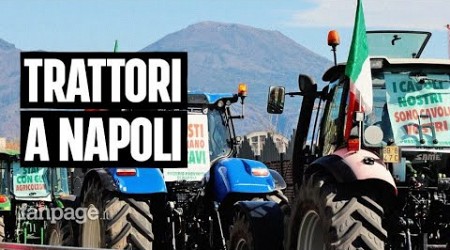 Trattori in corteo a Napoli, frutta e verdura donata ai poveri: &quot;Se ci fanno chiudere, cosa mangeret