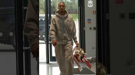 Virgil van Dijk arrives with a new accessory 