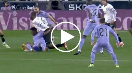 The moment Diakhaby injured the Valencia player in front of Real Madrid