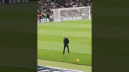 Manuel Pellegrini, muy activo en la banda!! Betis-Villarreal. 10-03-24