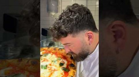 La vera pizza Margherita fatta a regola d’ arte. #vincenzocapuano #napoli #pizzacontemporanea