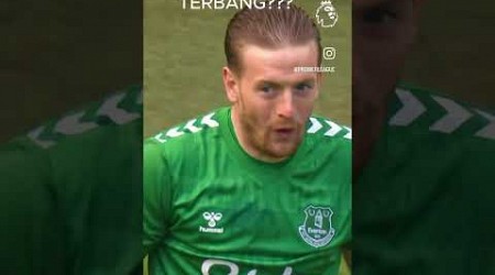 MOMEN PENYELAMATAN KIPER EVERTON SAMBIL TERBANG.