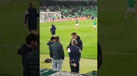 Sokratis, un hombre tranquilo, en converi con técnicos del Betis! Betis-Dínamo Z. 15-02-24