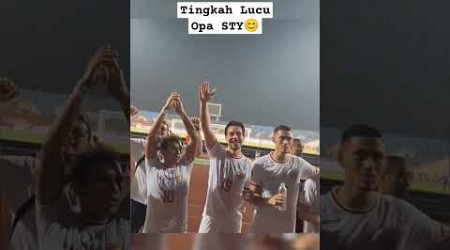 Tingkah Lucu Opa STY Ketika Di Siram Air Anak Asuh&#39;nya Setelah Pertandingan