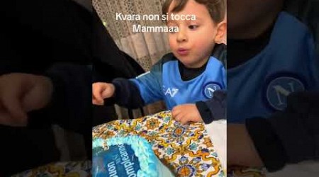 Torta di KVARATSKHELIA per un piccolo tifoso del NAPOLI: la reazione del bambino è imperdibile 