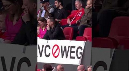 Steunbetuiging vanuit de Ajax-supporters voor aanwezige Alex Kroes