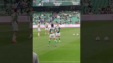 Bellerín calentando el golpeo de cabeza con ayuda de Fornals!!. Betis-Celta. 12-04-24