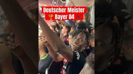 Deutscher Meister: Bayer 04 singt mit den Fans 