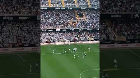 Tiro de falta de Isco que sale fuera por poco!! Valencia-Betis. 20-04-24