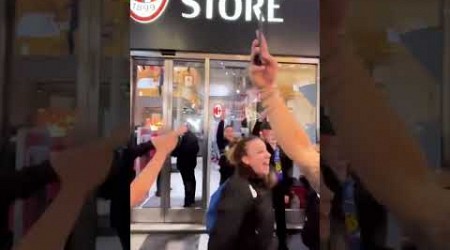 Festa INTER, tifosi scatenati davanti al Milan Store: Pioli nel mirino