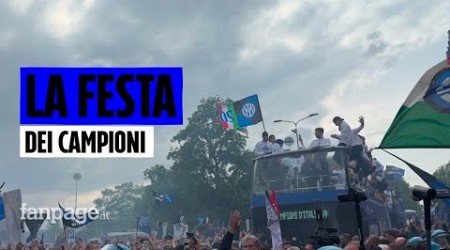 Delirio a Milano per la festa scudetto dell&#39;Inter con il pullman scoperto tra migliaia di tifosi