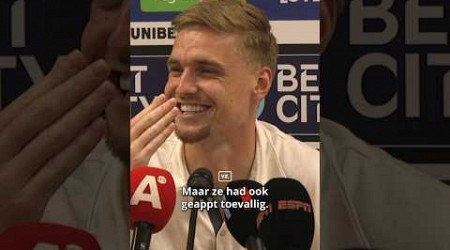 Kenneth Taylor ontvangt een appje van Jade Anna... 