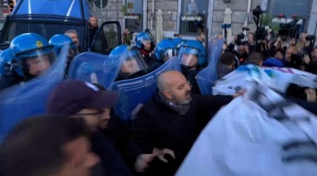 Corteo anti Vannacci a Napoli, scontri tra manifestanti e polizia: &quot;Vattene, non ti vogliamo&quot;