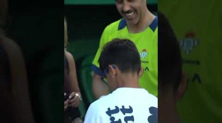 ¡En pie! El homenaje del Real Betis a Claudio Bravo 