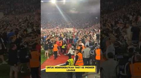 Momen fans Southampton dan Westbrom bentrok di lapangan