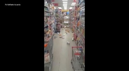 Terremoto a Napoli, le immagini dall&#39;interno di un supermercato a Pozzuoli dopo la scossa