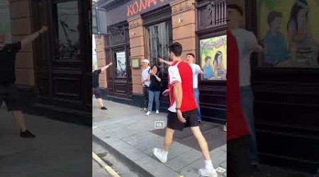 Je moet het maar durven: met een Arsenal-shirt door een menigte van Chelsea-fans lopen… 