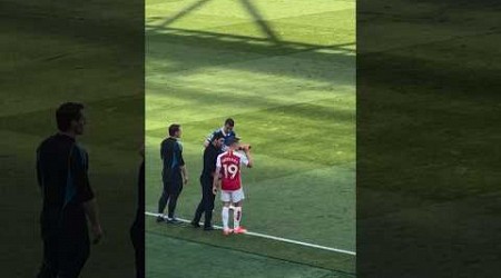 Arsenal Arteta talking to Trossard but what is the Everton player doing ?