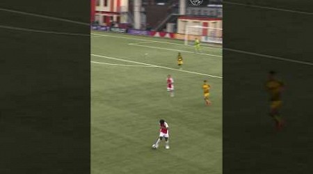 What a pass from Ajax U17s player Levi Acheampong! 