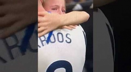 Kross hugging his daughter at Bernabéu&#39;s last match