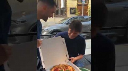 Consegna speciale per Antonio Conte, spunta una pizza: &quot;Forza Napoli sempre!&quot;