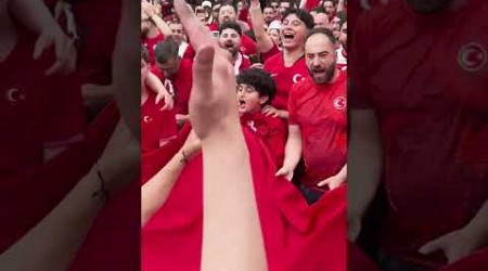 POV: Du stehst mittendrin bei den Türkei-Fans 