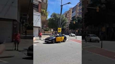 taxista pierde la cabeza en Barcelona #pokkerazo @popperazo #Barcelona