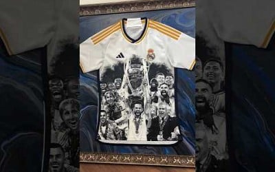 Real Madrid’s squad lifting their 15th Champions League, on a Real Madrid shirt. 