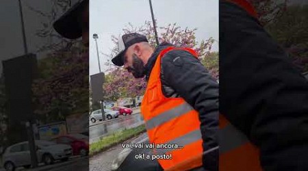 I parcheggiatori abusivi di Napoli, 20 euro per parcheggiare 1 ora e mezza