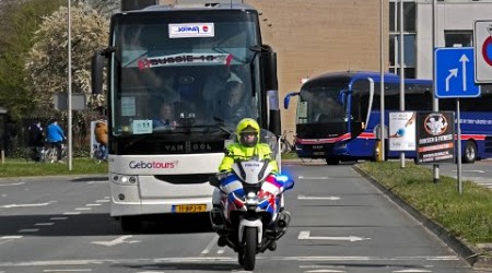 Ambulance rijdt door afzetting | Politie begeleidt supportersbussen Ajax uit Zwolle