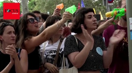 Massenproteste in Barcelona - Touristen werden mit Wasserpistolen vertrieben