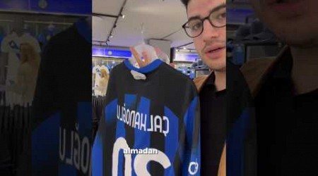 Milano’da San Siro Stadyumunda bulunan Inter Store’da Hakan Çalhanoğlu forması kaç euroya satılıyor?