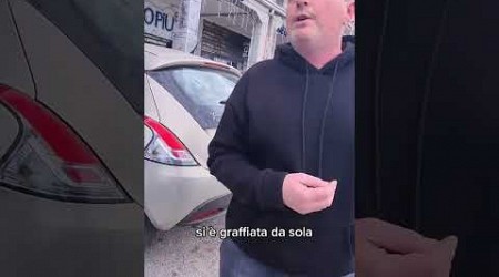 I PARCHEGGIATORI ABUSIVI DI NAPOLI: Se non paghi, ti graffiano la macchina