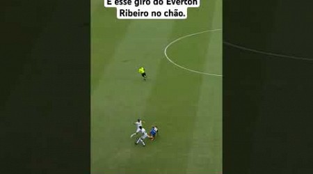 E ESSE GIRO DO EVERTON RIBEIRO PRA DRIBLAR O MARCADOR, DETALHE NO CHÃO.