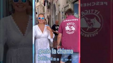 Barbara D&#39;Urso gira per i vicoli di Napoli e fa i selfie!