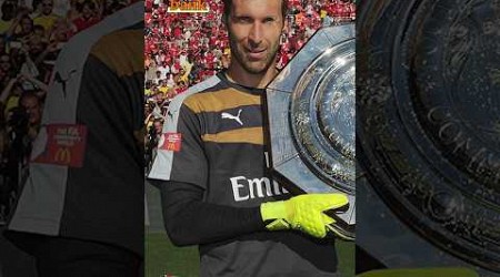 Arsenal&#39;daki ilk maçında Chelsea karşısında kupa kaldıran Petr Cech