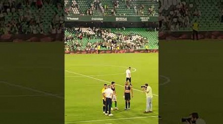 Luiz Felipe conversando con Pellegrini tras el partido Betis-Ittihad. 03-08-24