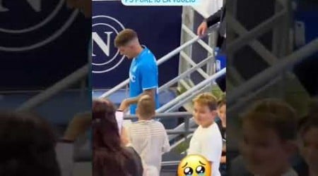 DI LORENZO regala la fascia di capitano a un bambino napoletano! 