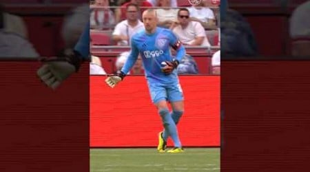 No-look pass from Ajax goalkeeper Remko Pasveer! 