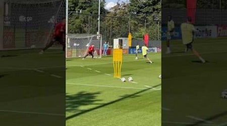 Wout Weghorst looking sharp at his first Ajax training! 