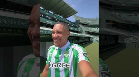 VITOR ROQUE NO BETIS! ⚽ Atacante visita o estádio do clube e manda recado à torcida #shorts